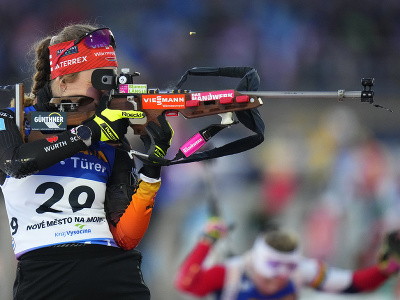 Nemecká biatlonistka Janina Hettichová-Walzová strieľa na strelnici počas vytrvalostných pretekov žien na 15 km na majstrovstvách sveta v Novom Meste na Morave