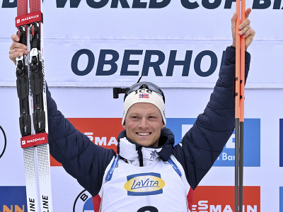 Nórsky biatlonista Endre Strömsheim zvíťazil v sobotných stíhacích pretekoch na 12,5 km na podujatí 4. kola Svetového pohára v Oberhofe a dosiahol prvý triumf v kariére. 