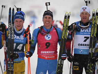 a snímke uprostred francúzsky biatlonista Quentin Fillon Maillet zvíťazil v stíhacích pretekoch mužov na 12,5 km v rámci 5. kola Svetového pohára v nemeckom Oberhofe v nedeľu 9. januára 2022. Druhý skončil Švéd Sebastian Samuelsson (vľavo), tretí Nór Tarjei Bö (vpravo).