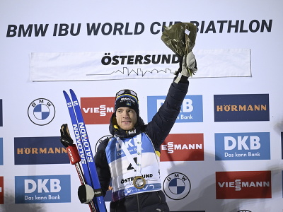 Švédsky biatlonista Sebastian Samuelsson triumfoval v stíhacích pretekoch v Östersunde