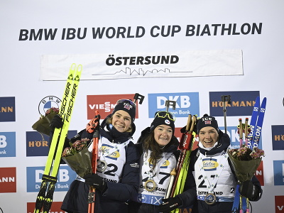 Na snímke francúzska biatlonistka Lou Jeanmonnotová (uprostred) sa raduje z víťazstva v šprinte žien na 7,5 km na Svetovom pohári vo švédskom Östersunde 1. decembra 2023. Druhá skončila Nórka Karoline Offigstad Knottenová (vľavo) a tretia Nórka Juni Arnekleivová (vpravo).