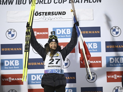 Na snímke francúzska biatlonistka Lou Jeanmonnotová sa raduje z víťazstva v šprinte žien na 7,5 km na Svetovom pohári vo švédskom Östersunde 1. decembra 2023