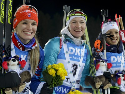 Paulína Fialková, Darija Domračevová a Anais Chevalierová na stupni víťazov