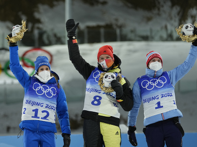 Anais Chevalier-Bouchetová, Denise Herrmannová a Marta Olsbu Röiselandová sa radujú zo zisku medailí