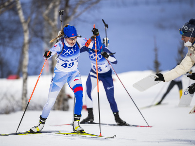 Na snímke vľavo slovenská biatlonistka Ivona Fialková počas vytrvalostných pretekov žien na 15 km v biatlone na zimných olympijských hrách ZOH 2022 v Pekingu