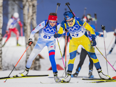 Na snímke vľavo slovenská biatlonistka Veronika Machyniaková počas vytrvalostných pretekov žien na 15 km v biatlone na zimných olympijských hrách ZOH 2022 v Pekingu