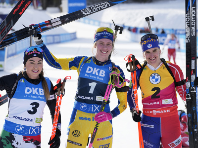 Uprostred švédska biatlonistka Elvira Öbergová oslavuje víťazstvo v stíhacích pretekoch žien na 10 km na podujatí Svetového pohára v slovinskej Pokljuke v sobotu 7. januára 2023. Druhá skončila Talianka Dorothea Wiererová (vľavo), tretia Francúzka Julia Simonová (vpravo).