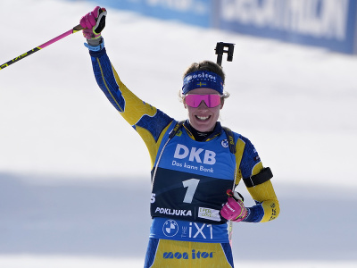 Švédska biatlonistka Elvira Öbergová oslavuje v cieli svoj triumf