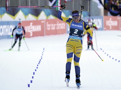 Švédka Elvira Öbergová víťazí  v pretekoch s hromadným štartom Svetového pohára biatlonistiek v estónskom stredisku Otepää