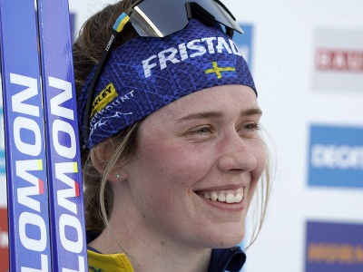 Švédka Elvira Öbergová sa usmieva po víťazstve v pretekoch s hromadným štartom Svetového pohára biatlonistiek v estónskom stredisku Otepää