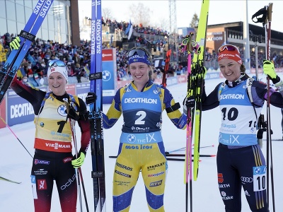 Švédka Elvira Öbergová (uprostred) pózuje po víťazstve v pretekoch s hromadným štartom Svetového pohára biatlonistiek v estónskom stredisku Otepää
