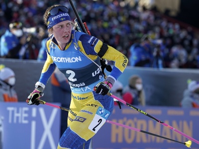 Švédka Elvira Öbergová v pretekoch s hromadným štartom Svetového pohára biatlonistiek v estónskom stredisku Otepää