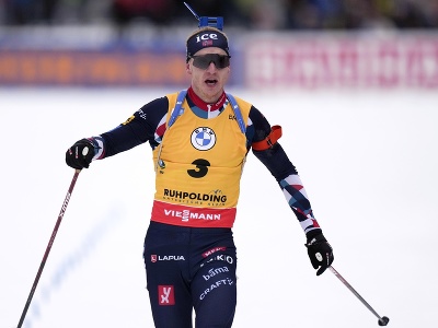 Johannes Thingnes Bö prichádza do cieľa individuálnych pretekov v Ruhpoldingu