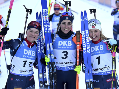 Uprostred talianska biatlonistka Lisa Vittozziová oslavuje víťazstvo v stíhačke 5. kola Svetového pohára v nemeckom Ruhpoldingu, vľavo druhá Nórka Ingrid Landmark Tandrevoldová, vpravo tretia a jej krajanka Juni Arnekleivová.
