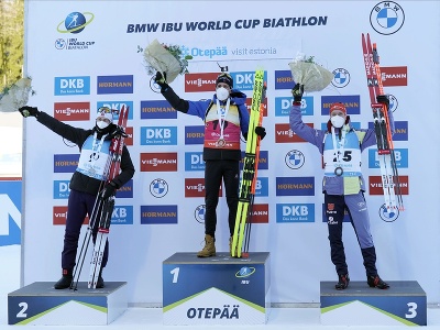 Francúzsky biatlonista Quentin Fillon Maillet (v strede) oslavuje víťazstvo v šprinte mužov Svetového pohára v estónskom stredisku Otepää