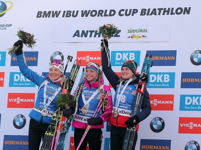 Kaisa Mäkäräinenová, Markéta Davidová a Marte Olsbu Röiselandová na stupni víťazov