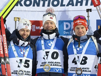 Uprostred nórsky biatlonista Johannes Thingnes Bö, vľavo druhý Nór Sturla Holm Laegreid, vpravo tretí Nemec Roman Rees na stupni víťazov