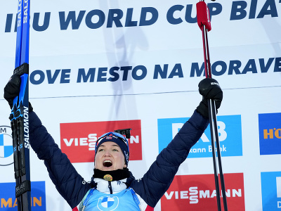 Nórska  biatlonistka Marte Olsbuová Röiselandová sa teší na pódiu po víťazstve v šprinte žien na 7,5 km v rámci 7. kola Svetového pohára v Novom Měste na Morave