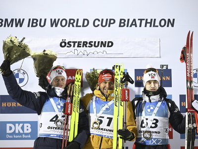 Tarjei Bö, víťazný nemecký biatlonista Philipp Nawrath a tretí Vebjörn Sörum na stupni pre víťazov