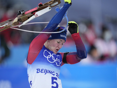 Nórska biatlonistka Marte Olsbuová Röiselandová počas šprintu žien na ZOH 2022