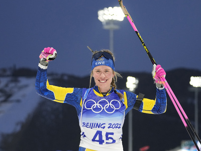 Švédska biatlonistka Elvira Öbergová v cieli šprintu žien na ZOH 2022