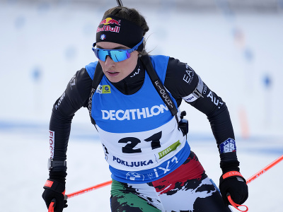 Talianska biatlonistka Dorothea Wiererová preteká na trati šprintu žien na 7,5 km v rámci 4. kola Svetového pohára v slovinskej Pokljuke