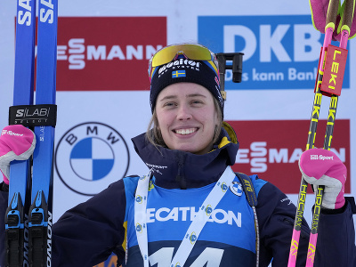 Švédska biatlonistka Elvira Öbergová sa usmieva na pódiu po triumfe v šprinte žien na 7,5 km v rámci 4. kola Svetového pohára v slovinskej Pokljuke