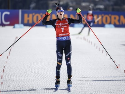 Talianska biatlonistka Lisa Vittozziová oslavuje triumf v stíhacích pretekoch na 10 km na podujatí Svetového pohára v biatlone žien v kanadskom Canmore