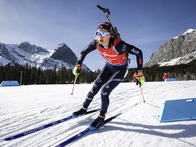 Talianska biatlonistka Lisa Vittozziová na trati v stíhacích pretekoch na 10 km na podujatí Svetového pohára v biatlone žien v kanadskom Canmore