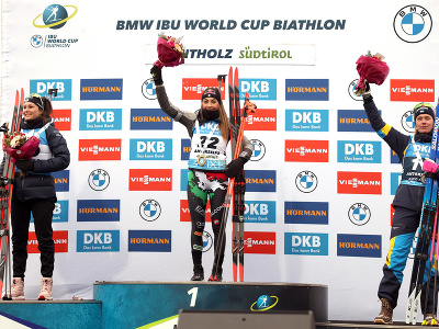 Talianska biatlonistka Dorothea Wiererová (uprostred) sa teší na pódiu po triumfe v šprinte na 7,5 km na domácom podujatí 6. kola Svetového pohára v Anterselve vo štvrtok 19. januára 2023. Druhá skončila Francúzka Chloe Chevalierová (vľavo) a pódium doplnila Švédka Elvira Öbergová (vpravo).