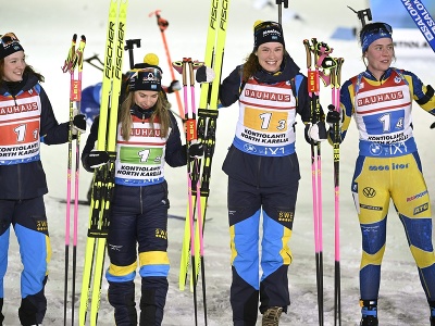Švédske biatlonistky oslavujú triumf v úvodnej štafete sezóny