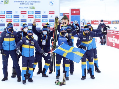 Švédsky biatlonista Martin Ponsiluoma (uprostred) sa teší so svojím tímom po víťazstve v šprinte mužov na 10 km