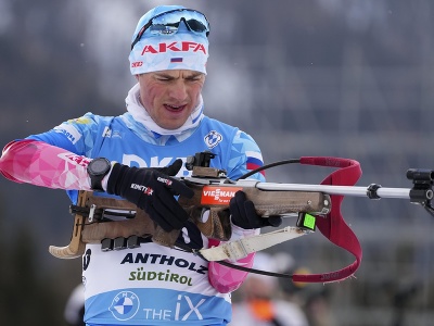 Ruský biatlonista Anton Babikov