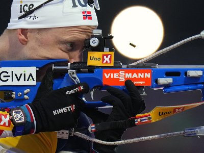 Nórsky biatlonista Johannes Thingnes Bö mieri na strelnici počas vytrvalostných pretekov mužov na 20 km na majstrovstvách sveta v Novom Meste na Morave