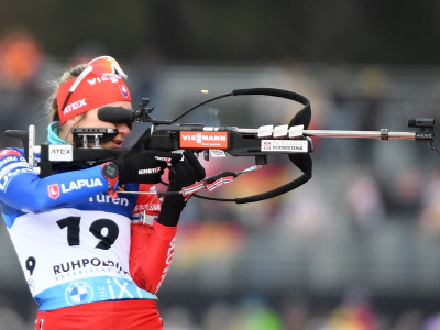 Na snímke slovenská biatlonistka Paulína Bátovská Fialková strieľa počas vytrvalostných pretekov žien na 15 km na podujatí 5. kola Svetového pohára v biatlone