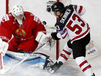 Kanadský hokejista Jeff Skinner (vpravo) a brankár Bieloruska Michail Karnauchov