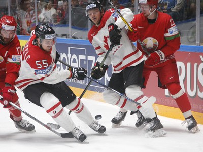 Kanaďania Mark Scheifele a Sam Reinhart proti dvojici bieloruských hokejistov