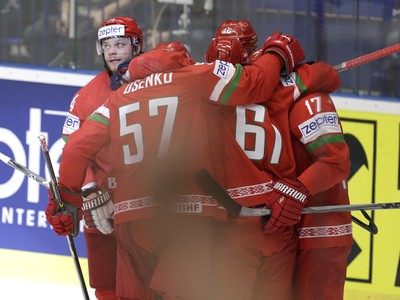 Bieloruskí hokejisti sa tešia z gólu Andreja Kosticyna