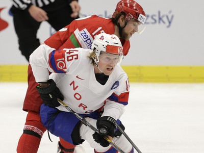 Bielorus Sergei Drozd a Mathis Olimb z Nórska v súboji počas zápasu majstrovstiev sveta v Ostrave