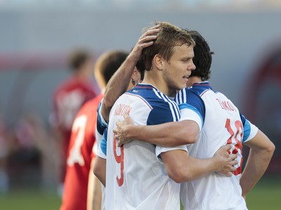 Alexander Kokorin so spoluhráčmi oslavuje gól do siete Bieloruska