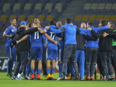 Slovenskí futbalisti oslavujú triumf