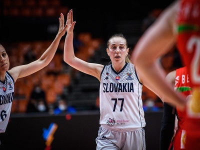 Slovenské basketbalistky Nikola Dudášová Sabína Oroszová (uprostred) a Timea Sujová sa tešia po strelení koša