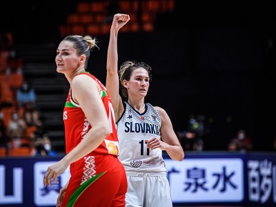 Slovenská basketbalistka Sabína Oroszová (vpravo) sa teší po strelení koša
