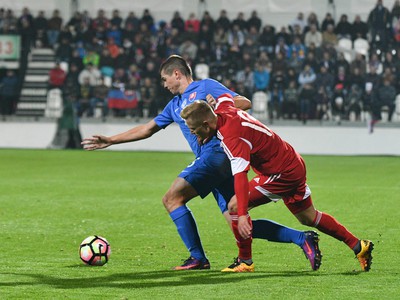 Zľava: Lukáš Skovajsa zo Slovenska a Pavel Nazaretský z Bieloruska v súboji o loptu