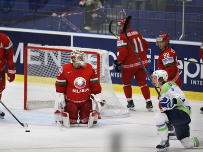 Žiga Jeglič (vpravo) oslavuje gól Slovinska