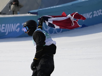 Nórsky reprezentant v akrobatickom lyžovaní Birk Ruud oslavuje v cieli po tom, ako získal zlatú medailu v disciplíne Big Air na ZOH 2022 v Pekingu