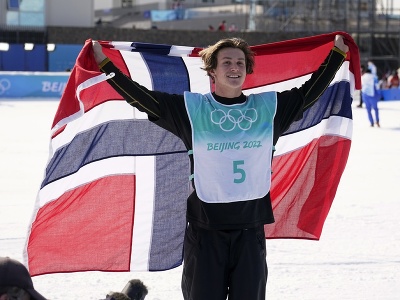 Nórsky reprezentant v akrobatickom lyžovaní Birk Ruud oslavuje v cieli po tom, ako získal zlatú medailu v disciplíne Big Air na ZOH 2022 v Pekingu