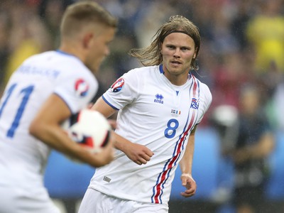 Birkir Bjarnason oslavuje gól Islandu