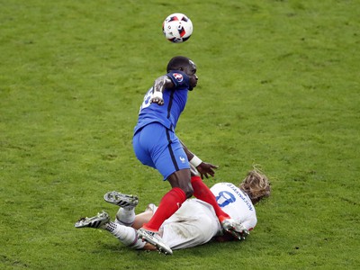 Moussa Sissoko a Birkir Bjarnason v súboji o loptu