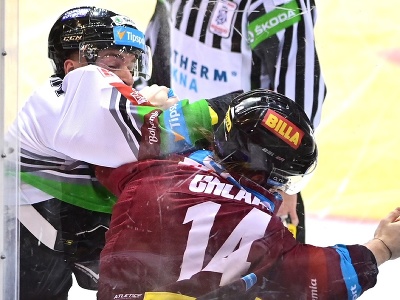 Adam Jánošík a Filip Chlapík v Česku predviedli pästný súboj ako z NHL